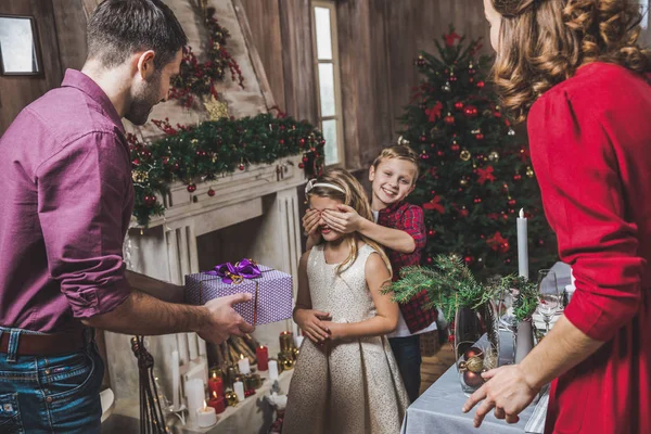 Girl receiving present — Stock Photo, Image