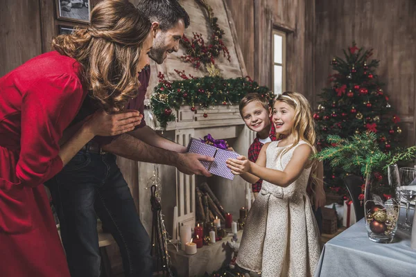 Chica recibiendo presente — Foto de Stock