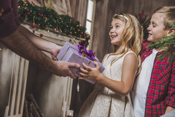 Chica recibiendo presente — Foto de Stock