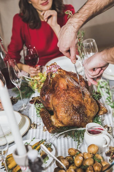 Mannen carving rostad kalkon — Stockfoto