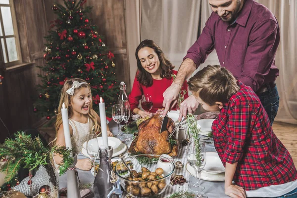 クリスマスディナーを食べる家族 — ストック写真
