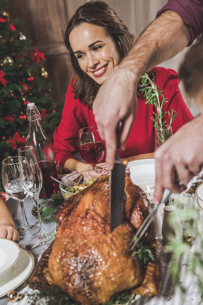 Молодая женщина улыбается 