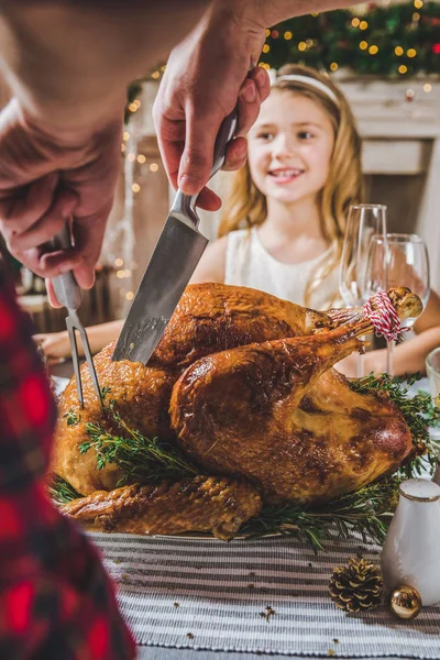 Hombre tallando pavo asado — Foto de stock gratis