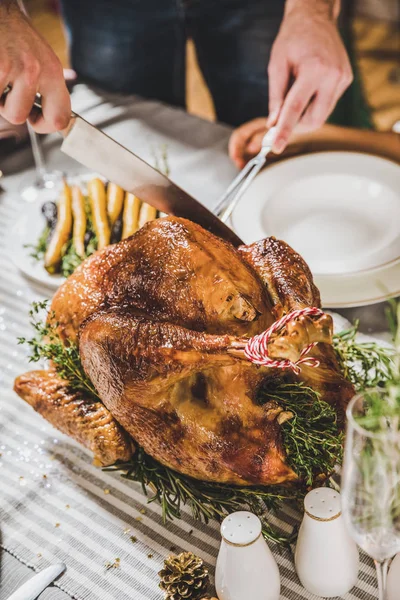 Man carving roasted turkey — Stock Photo, Image