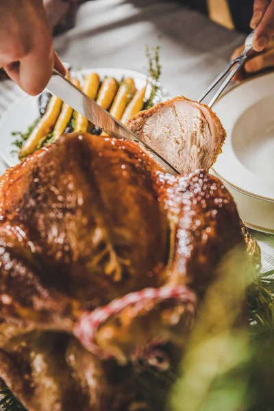 Hombre tallando pavo asado — Foto de Stock