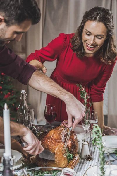 Mannen carving rostad kalkon — Stockfoto