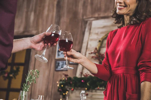 Paar stößt auf Wein an — Stockfoto