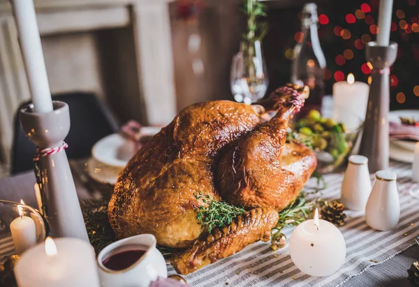 Pavo asado en mesa de vacaciones —  Fotos de Stock