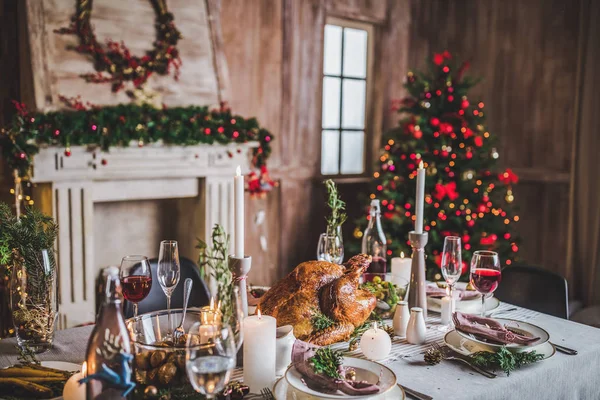 Pavo asado en mesa de vacaciones — Foto de Stock