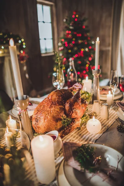 Pavo asado en mesa de vacaciones — Foto de Stock