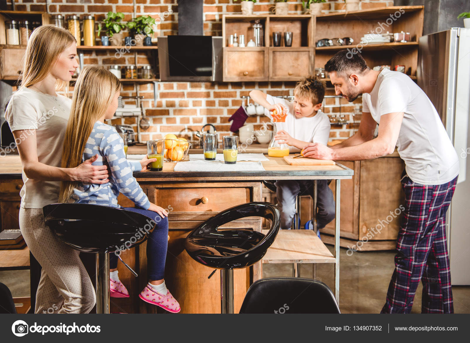 Family makes orange juice Stock Photo © ArturVerkhovetskiy #134907352 Family makes orange juice Stock Photo © ArturVerkhovetskiy #134907352