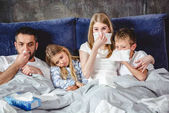 Nemocná rodina na posteli