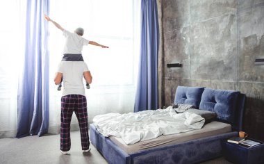 Boynundaki taşıma oğlun babası 