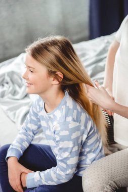 Annesi kızının saç tarama