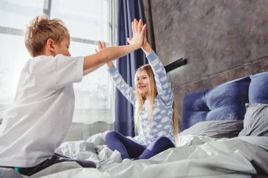 Yatağa oynayan kardeşler 