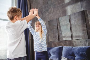 Yatağa oynayan kardeşler  