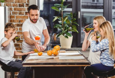 Adam portakal suyu yapar