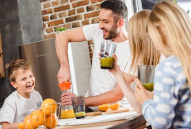 Adam portakal suyu yapar