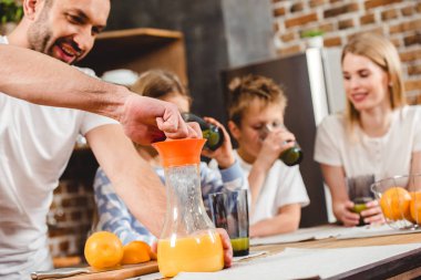 Adam portakal suyu yapar