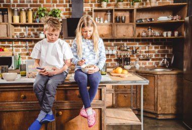 Kardeşin kahvaltı var 