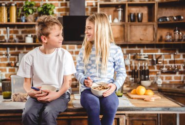 Kardeşin kahvaltı var