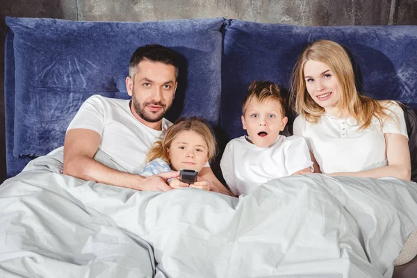 Glückliche Familie im Bett — Stockfoto