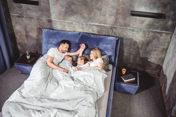 Keluarga bahagia di tempat tidur — Stok Foto