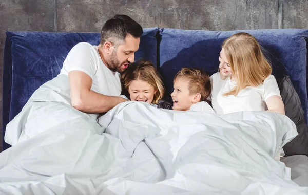 Família feliz na cama — Fotografia de Stock