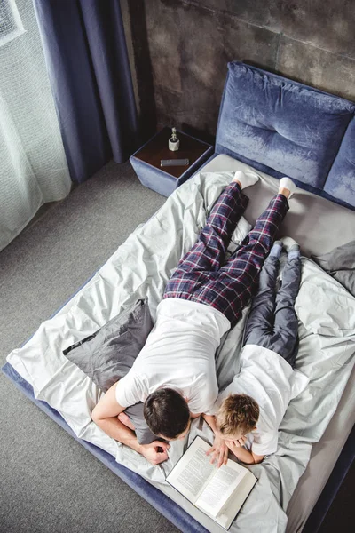 Father and son reading book — Stock Photo, Image