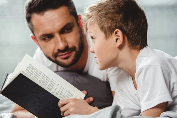 Vater und Sohn lesen Buch — Stockfoto