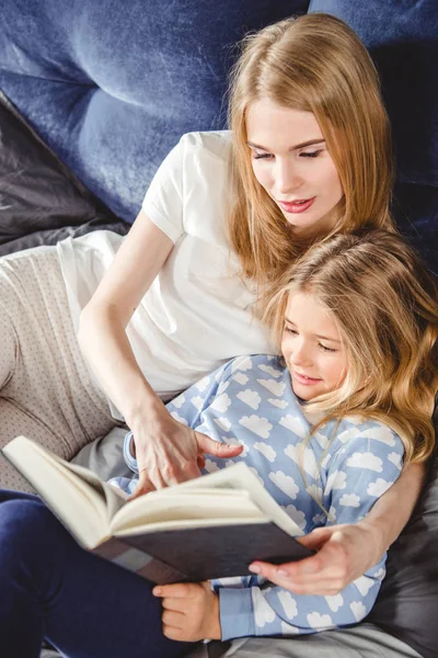 Anya és lánya olvasókönyv — Stock Fotó