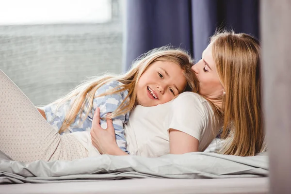 Mutlu anne ve kızı yatakta — Stok fotoğraf