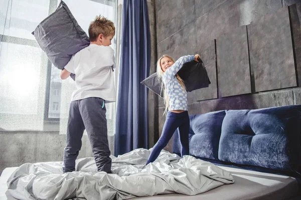 Siblings fighting with pillows — Stock Photo, Image