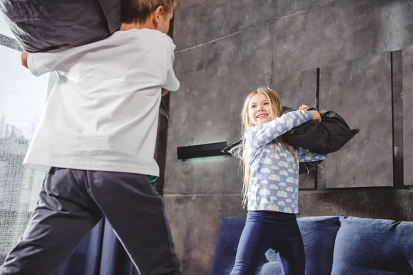 Yastık ile mücadele kardeşler