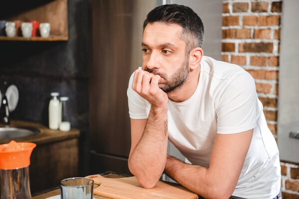 Thoughtful man in kitchen — Stock Photo, Image