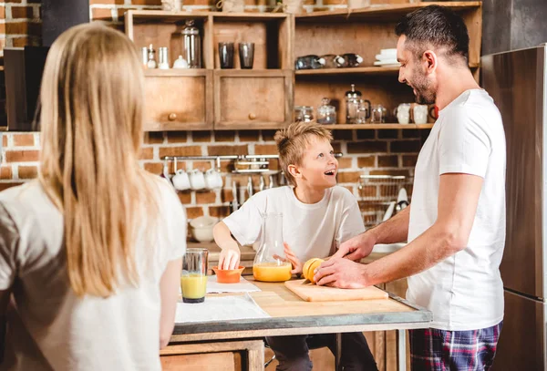 Pequeño niño hace jugo de naranja — Foto de Stock