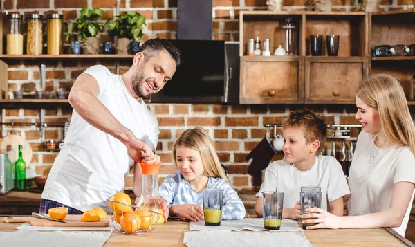 Homem faz suco de laranja — Fotografia de Stock