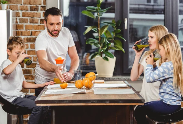 Adam portakal suyu yapar