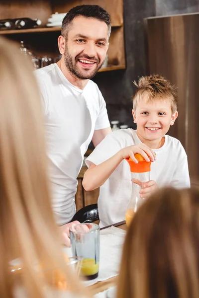 Kleiner Junge macht Orangensaft — kostenloses Stockfoto