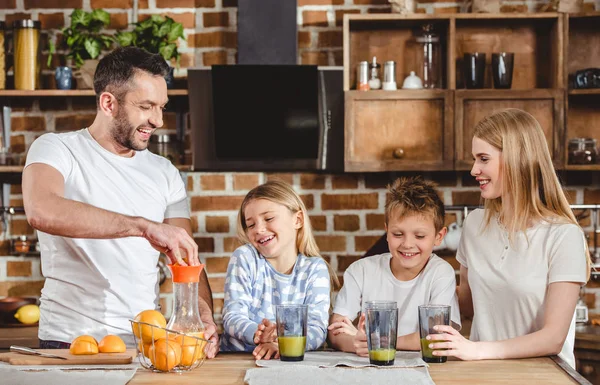 Familjen gör apelsinjuice — Stockfoto