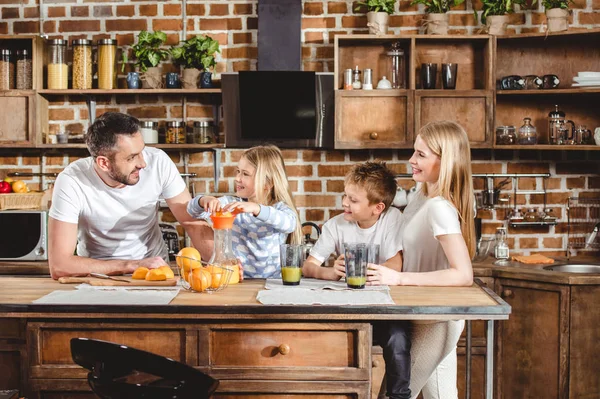 Familie maakt sinaasappelsap — Stockfoto