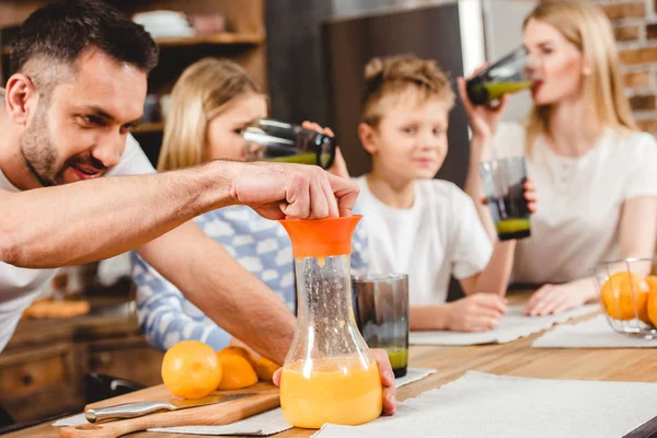 Man makes orange juice — Stock Photo, Image