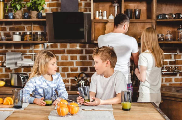 Kardeşin portakal suyu var