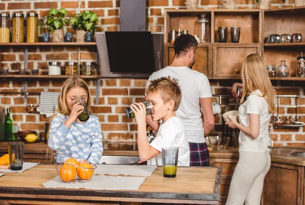 Broers en zussen hebben sinaasappelsap — Stockfoto