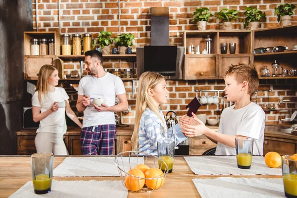 Familie heeft sinaasappelsap — Stockfoto