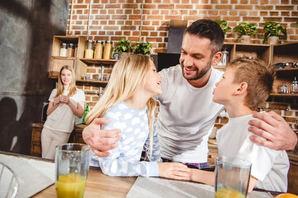 Family has orange juice — Stock Photo, Image