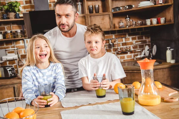 Familie heeft sinaasappelsap — Gratis stockfoto