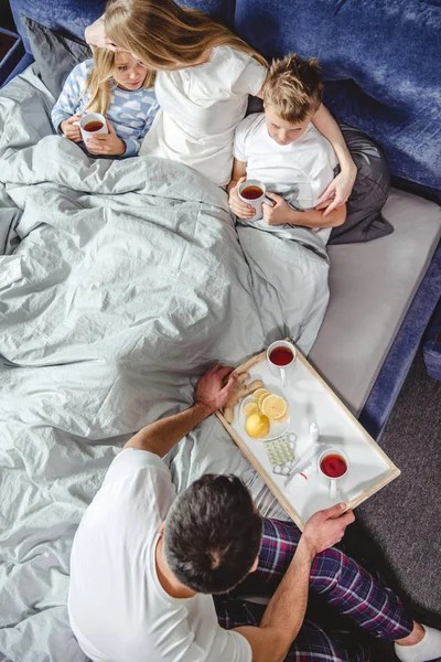 Man brengt geneeskunde voor familie — Stockfoto