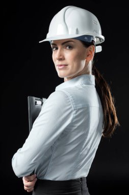 Kask içinde kadın mimar