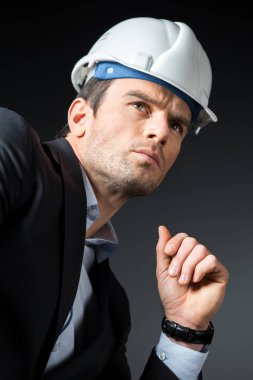 Kask içinde erkek mühendis